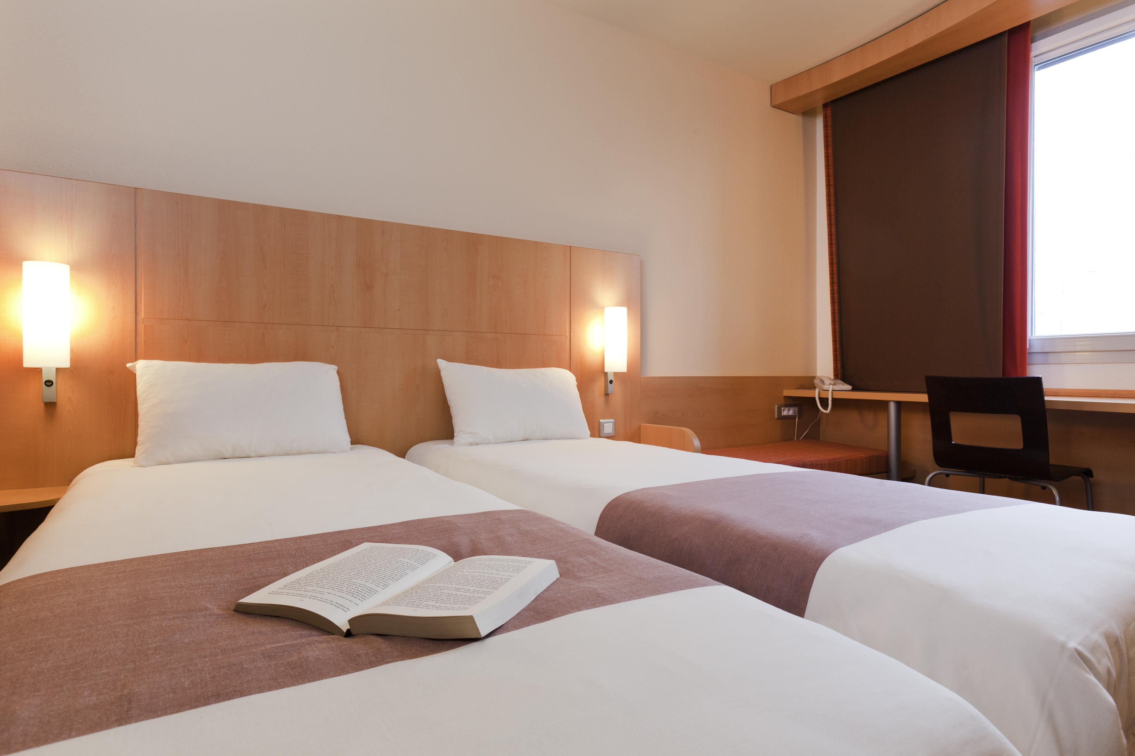 Hotel Ibis Zuerich Messe Airport Esterno foto
