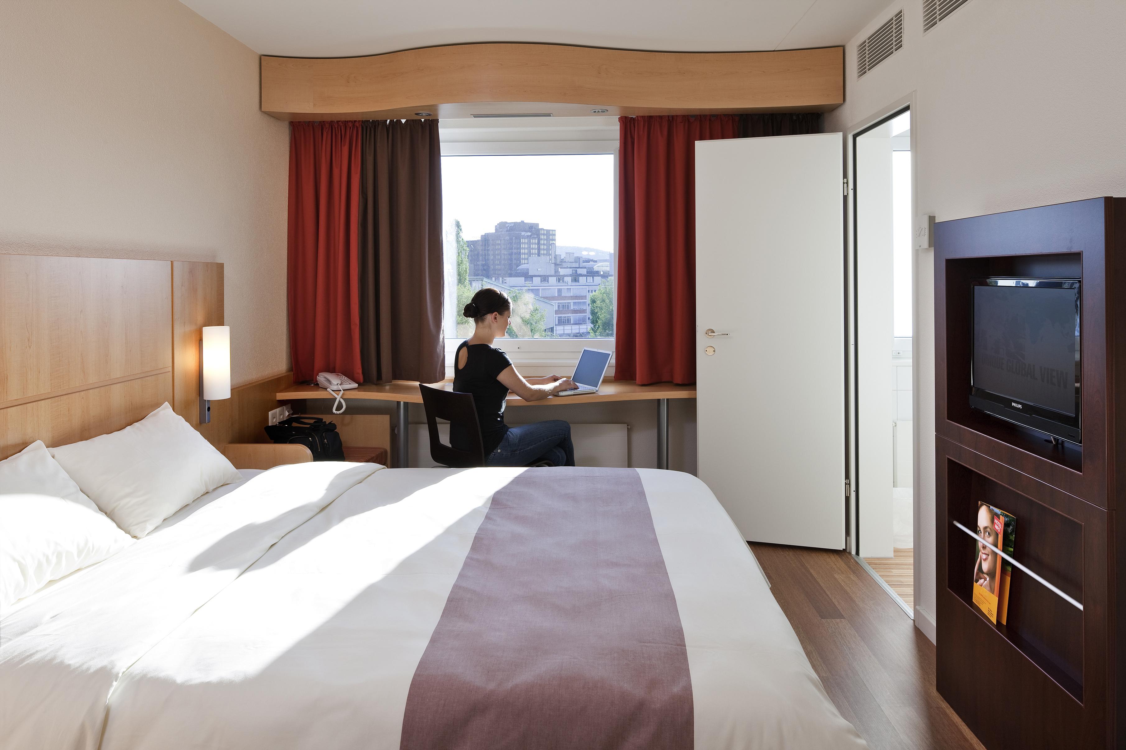 Hotel Ibis Zuerich Messe Airport Esterno foto